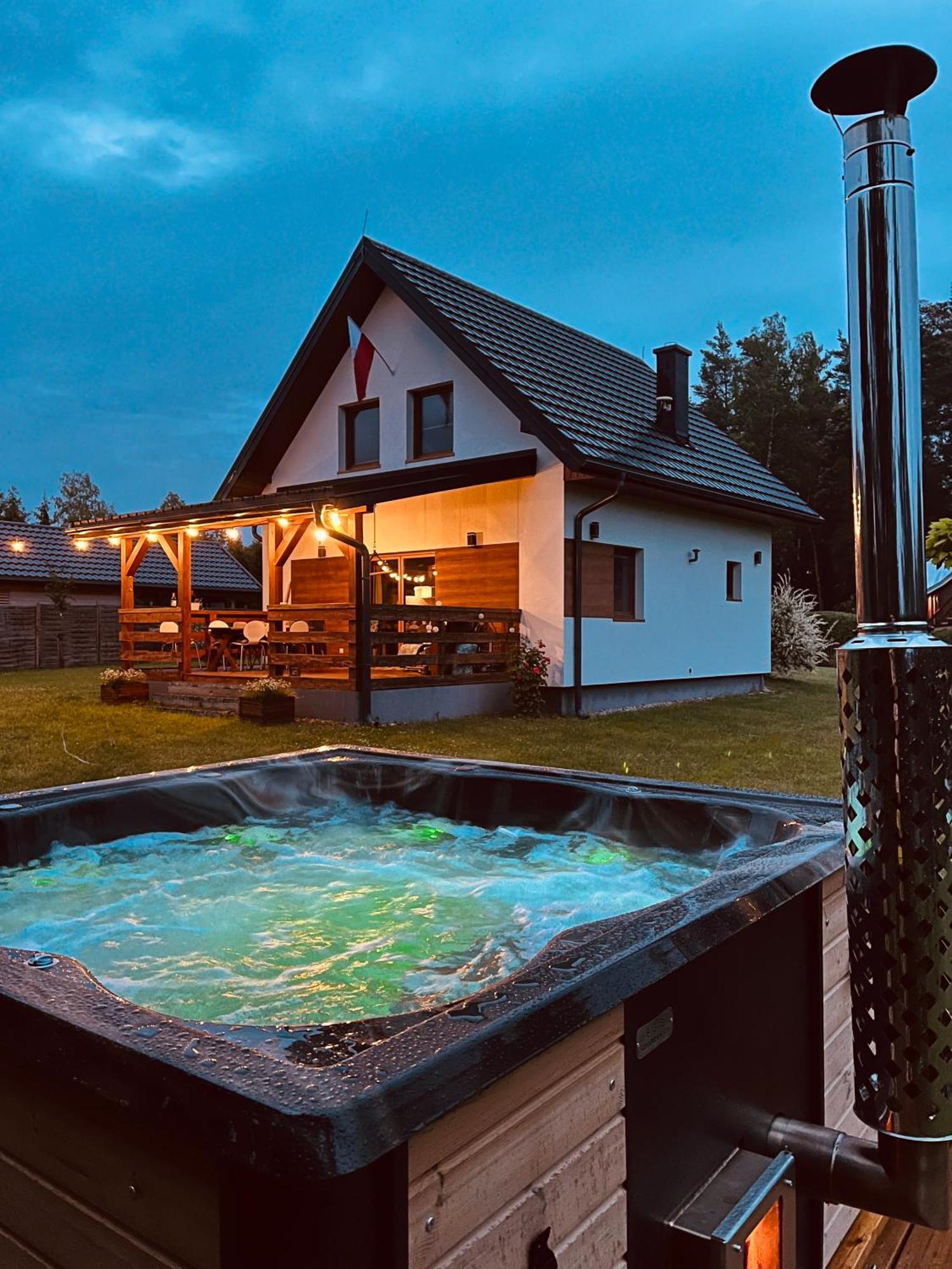 Domek Z Kominkiem Nad Jeziorem Z Jacuzzi Ogrodowym Sumowo  Exteriör bild